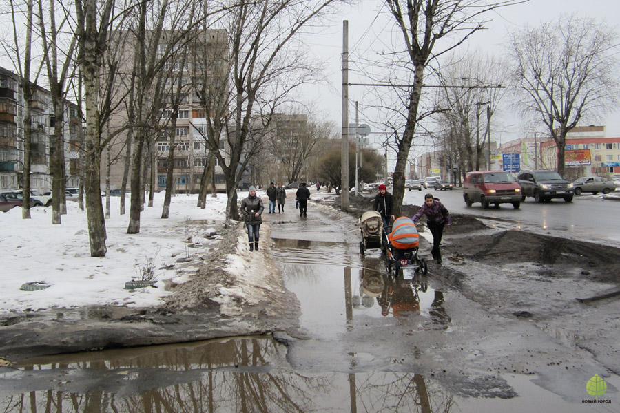 Прогулка по городу: тротуар вдоль проспекта Александра Корсунова