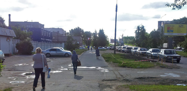 Стало: автомобили вдоль дороги